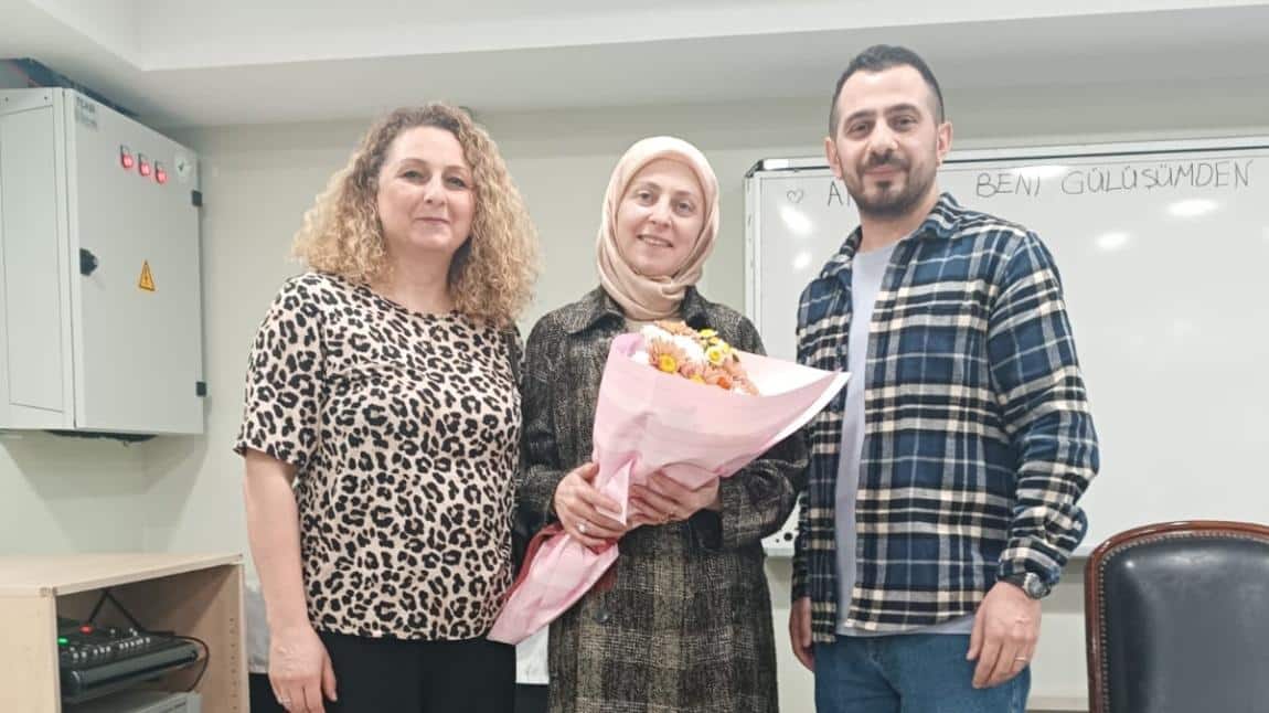 YAZAR BULUŞMASI- Dilimizin zenginlikleri projesi kapsamında Anahtar, Dedektif Kuruntusu, Sır Muhafızları kitaplarının yazarı Esra Avgören'i okulumuzda ağırladık. 